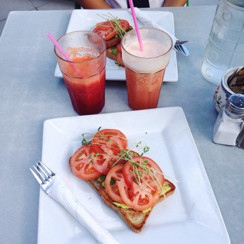 essenaoneill: We love food toooo much ☺️ ☀️ @sarzolsen