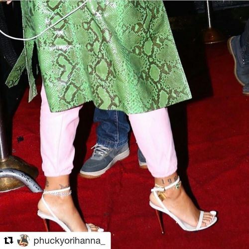 babiegyrle6: Wearing her green even on her ankles #chrianna #Rihanna #badgalriri #chrisbrown #breezy