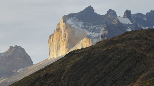 geologicaltravels:2016: Paine laccolith clearly delineated@bloodthreadsaltglassandtears , it’s