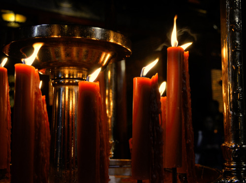 i-shoot-things:  candlelit prayers 