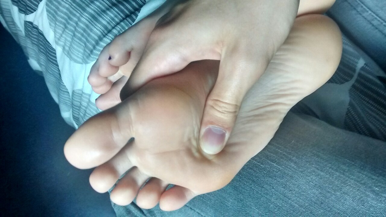 wvfootfetish:  ashfeet:  Massaging Ash’s perfect feet - Adam  Lucky fella!