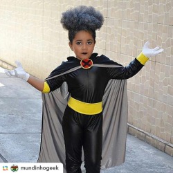 blacknerdproblems:#GPRepost,#reposter,#notetag @mundinhogeek via @RepostApp ======&gt; @mundinhogeek:Ela está chegando!! @elis_shiis da @crespinhossa e #LigaCrespa a caminho do #LittleHeroes #cosplay #cosplaykids #tempestade #storm #ororo #xmen #elis