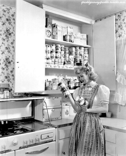 sparklejamesysparkle:Lucille Ball in the kitchen of the “Desilu Ranch” residence she shared with her husband Desi Arnaz in Chatsworth, California, circa 1943. Lucy and Desi took turns in the kitchen, with Desi often making his legendary arroz con
