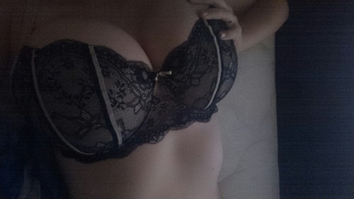 buttholehunter:  aslaveobeyss:  theonlyhoodlums:  ~fight me  What on earth you even have nice boobs?!  Yoyoyoyo! Boobs and butt. I’m in love.