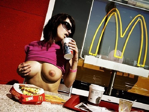 exhibition-fr:  Elle exhibe ses gros nichons devant un Mac Do