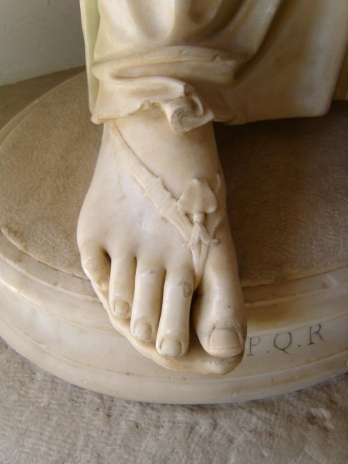 romegreeceart:Capitoline museum, Rome Rather delicate piece of art ;)July 2007