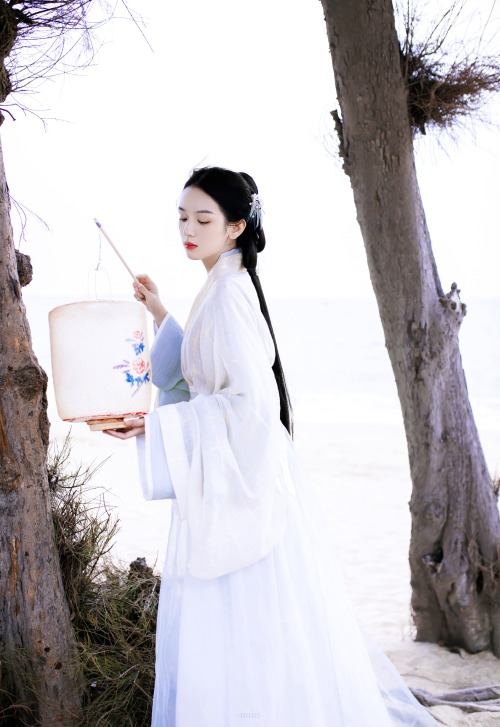 simply-zhouye:Gorgeous edits of Zhou Ye 周也 looking beautiful in her Hanfu ~ Happy Mid-Autumn Festiva