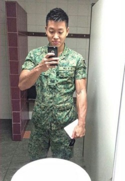 aba7777:  nhan1302:  mantop106911:  那些雄糾糾又很有本錢的直挺挺軍人們