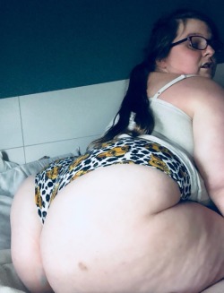 lilmissthing2017:  There’s enough booty to go around 🎂🎂🎂