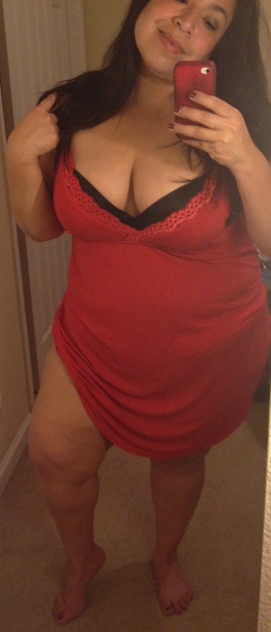 realcurveslatina2012:  Red is definitely my favorite color 💄