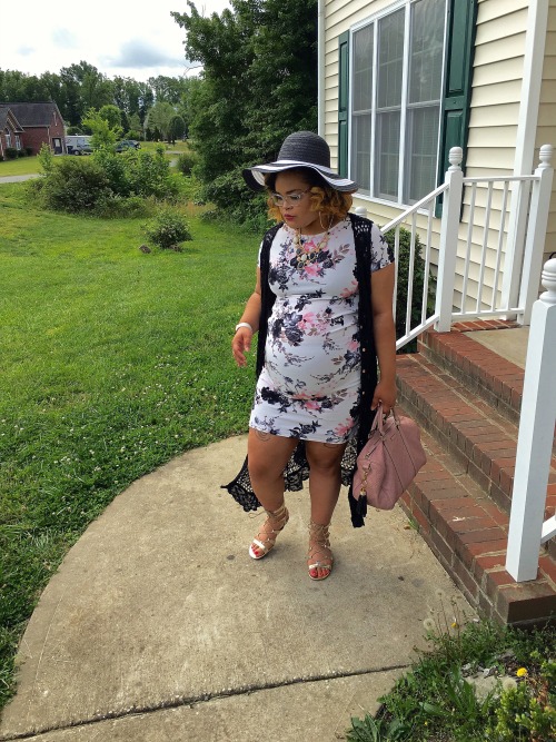 My #ootd . In love with my dress from @pinkblushmaternity, soooo cute and comfy. #DessiSu #maternity