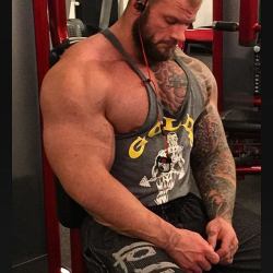 nipple-pig:  Muscle daddy!!!! 