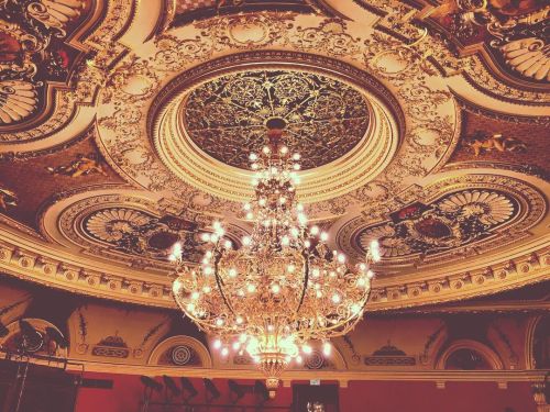 lights ✨ #lamp #lamps #crystal #crystals #theatre #city #town #landscape #lanscapephotography #royal