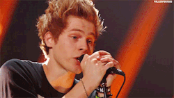 fallenfor5sos:  5 Seconds Of Summer performing