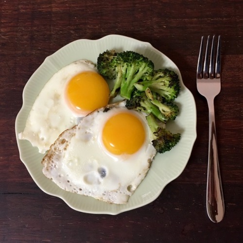 Fried eggs + broccoli 