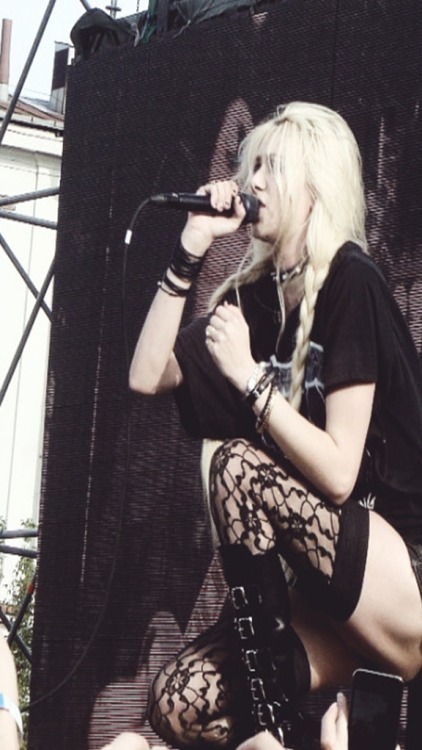 ulockssocool:  Taylor Momsen (simple)