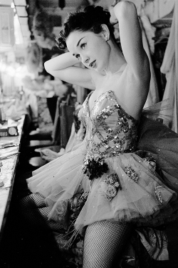  Showgirl Dale Strong photographed by Lisa Larsen, 1952 (via) 