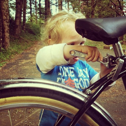 vtbikesunited: josephivanlong:  The Mechanic. If you’re wondering what he’s doing, then I will tell 