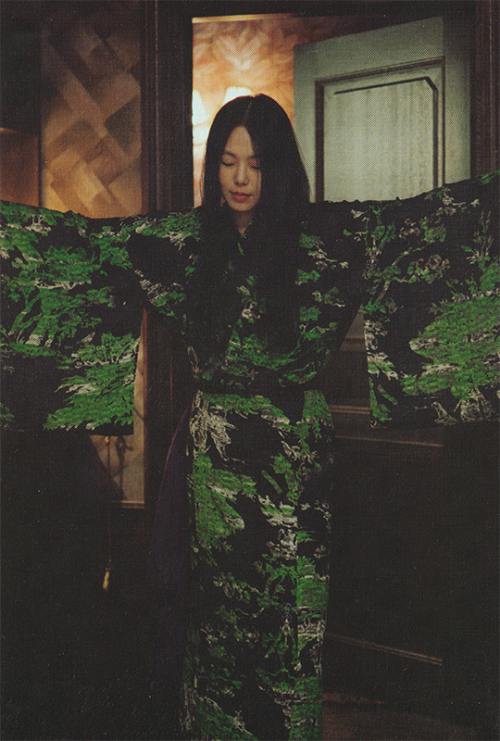 shesnake:  Kim Min-hee on the set of The Handmaiden (2016) dir. Park Chan-wook