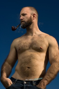 daddyandcubby:He makes that pipe look good