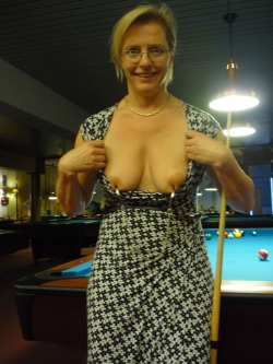 realsexyhousewives:  Me Claudine, playing pool 