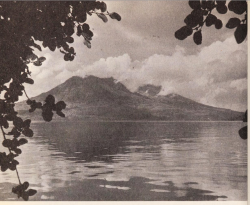 apeninacoquinete: Early morning at Lake Atitlán, with volcano Tolimán in the background