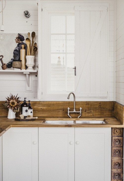 gravityhome:Cozy cottage on the Tasmanian coast  photos by Sarah AndrewsFollow Gravity Home: Instagr