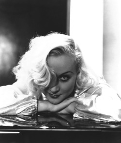 sunsetgun:  Carole Lombard. 