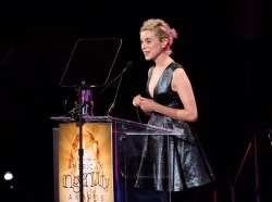 virginalvalour:Annie Clark receives Smithsonian