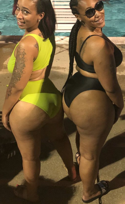 realsexyolderwomen:SUMMER TIME😍😉🤗🤗 PHAT ASS