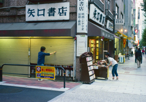 神保町 店終いをするひとたち Chiyoda-ku, Tokyo by ymtrx79g