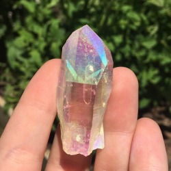 cosmicdreamclub:  angel aura quartz point 💞