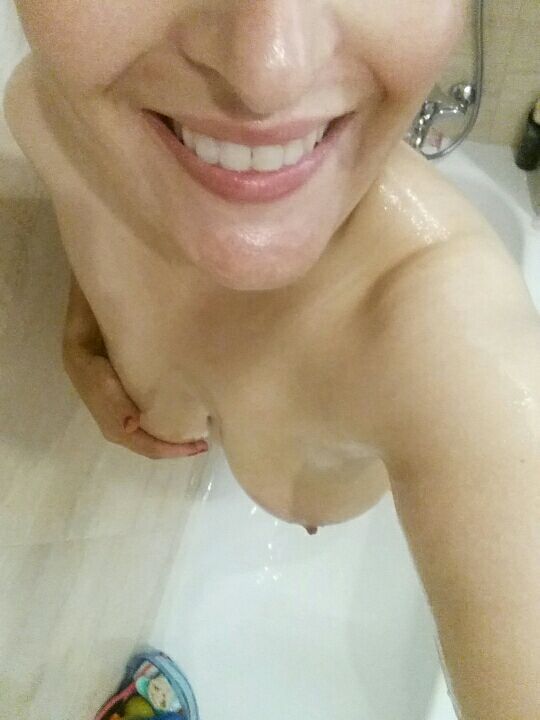brujitalove:Bath and smile 😋😍