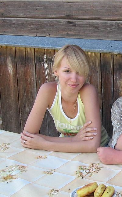 handymanformilf: wifeadmirer:  That’s a good wife  Nice mouth, tits and cunt. 