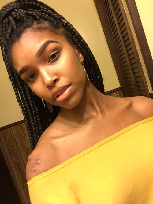 jamaicanamazon:  burrrelly:  donzlesdead:  burrrelly:  When you feeling like Nefertiti mighta been ya great great great…grandmama  Just know you fine laaaawd 😩  Thank youuuuu 😊  Hey boo