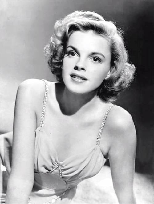 Remembering Judy Garland on her birthday (June 10, 1922 – June 22, 1969)  “Somewhere ove