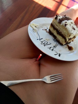 pr3ttygangsta: ourmkmblog: Happy birthday Naomi. 🎂👙💦🍸  My Birthday Aug 4th💋 