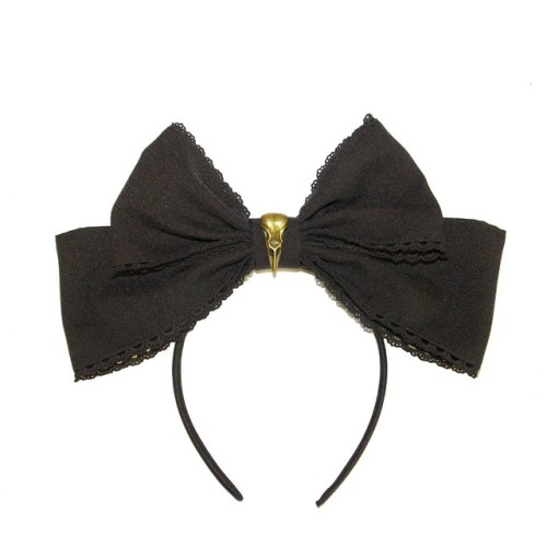 Crow’s skull headbows come with silver and bronze tone skulls.