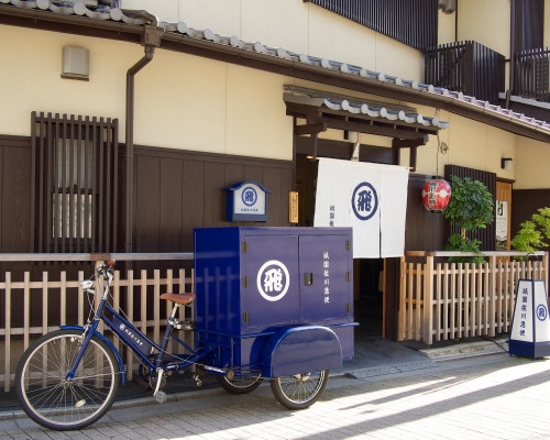 megazal:  祇園佐川急便 ／ Gion Sagawa Corp. (via Active-U)