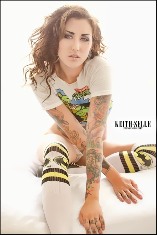 crazyforcatscomicsandchubbygirls:  This girl is awesome   https://www.facebook.com/pages/The-Nerdy-Stripper/204574642914492  Twiggy