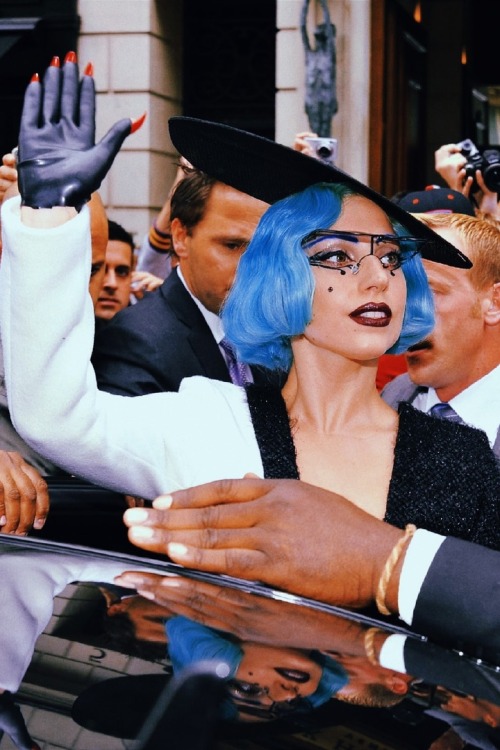 [PHOTO] — Lady Gaga leaves the Park Hyatt hotel in Paris, France | June 13, 2011,