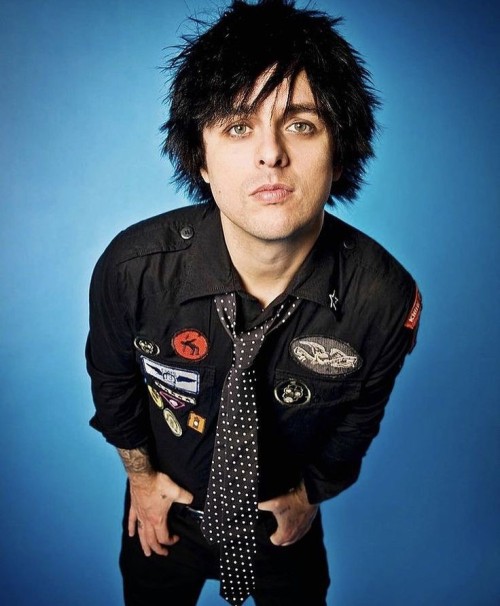 IVE HAD 3 PWOPLW TO DAY TELL ME I LOOK JUST LIKE BILLY JOE ARMSTRONG AND YOU DOMT UNDERSTAND HOW HAPPY