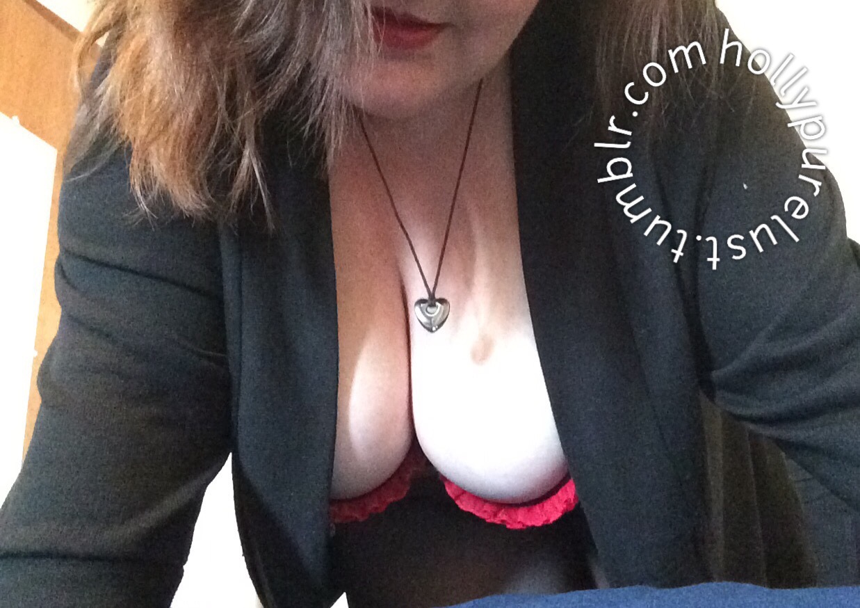 hollypurelust:  hoselover40:  hollypurelust:  My blood red lips!  God my pantyhose