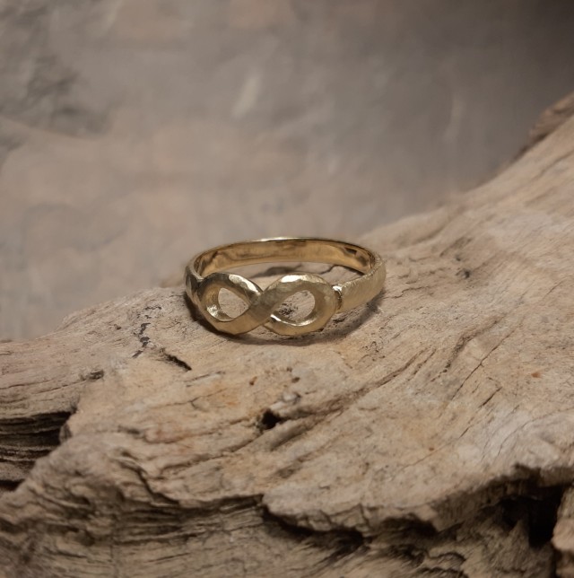 handgefertigter ring aus gold nach kundenwunsch