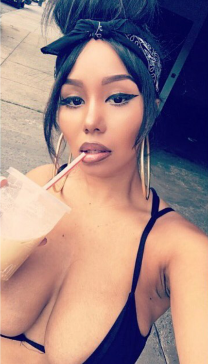 selfysgalore:  Damn girl!!!