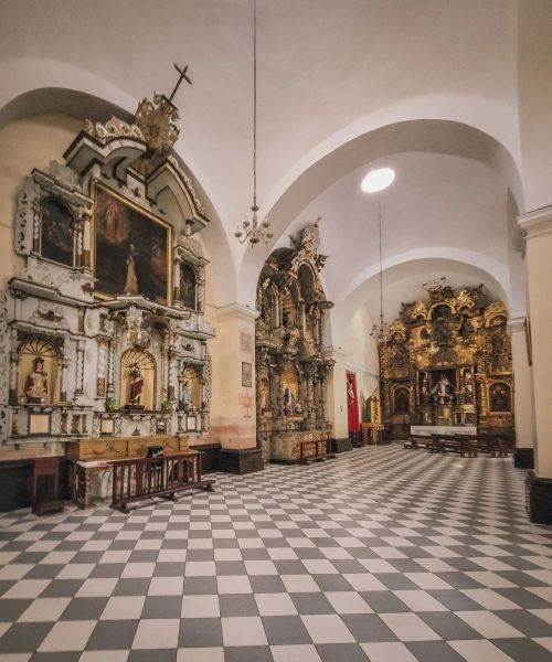 La iglesia de Santo Domingo de Trujillo, edificada en la primera mitad del siglo XVII, tiene proporc