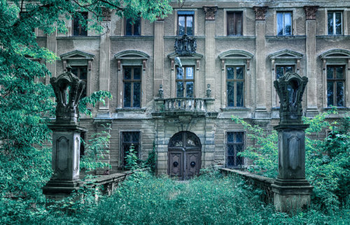 abandoned-playgrounds:Abandoned Houses in Europe. W-w-whoa. Photographs by Patrycja Makowska Just ca