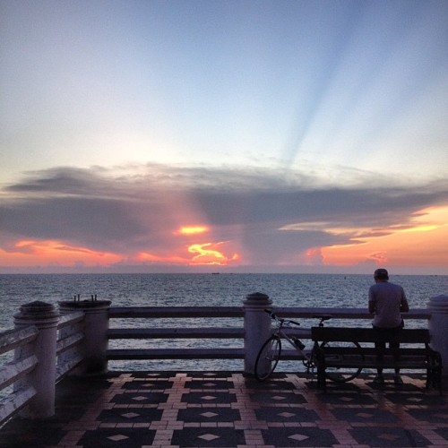 auntrapasso: ฟ้าสวยยยยย #bicycle #cyclist #sunset #bangsean #thailand #hdr (at จุดชมวิวเขาสามมุข)