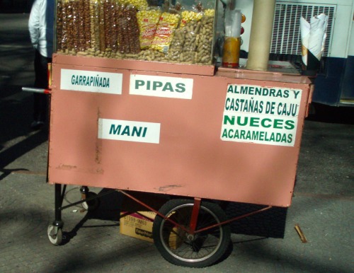 Vendedor móvil de garrapiñada, pipas, mani, nueces y otras golosinas, Montevideo, Uruguay, 2007.“El 