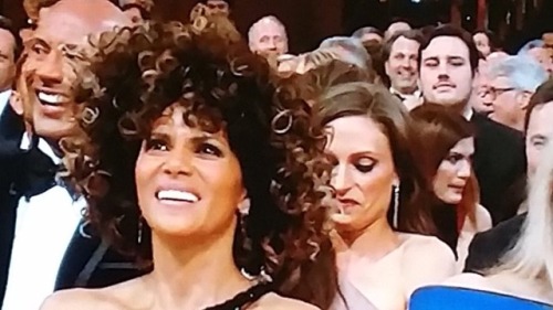 The chick sitting behind Halle Berry&rsquo;s wig has given up on being able to see the show